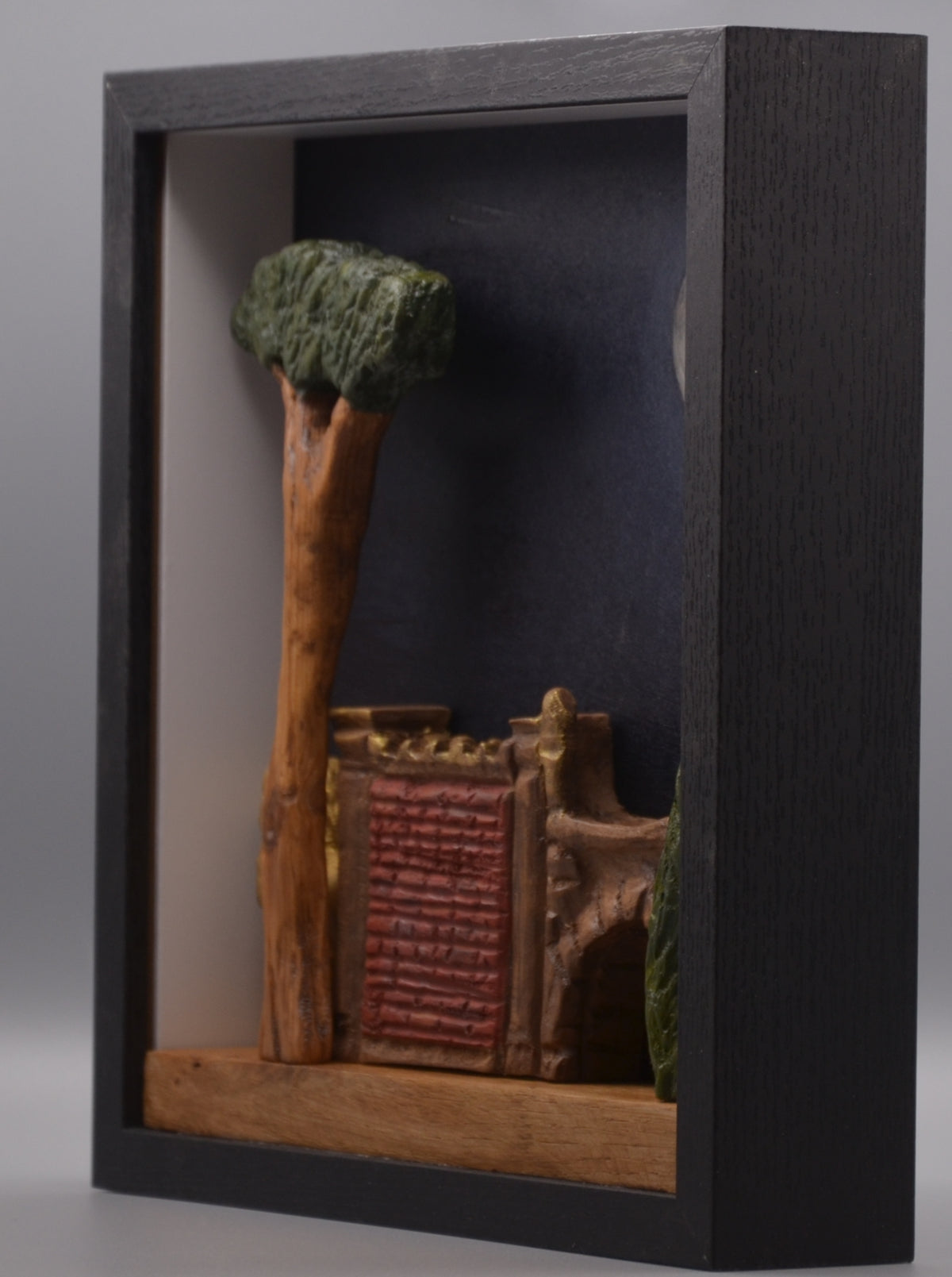 Le Lion du Jardin Oublié – Fragment d’histoire – Paysage décoratif en cadre